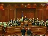 В соответствии с конституцией, утвержденной парламентом Косова 9 апреля, бывшая автономия провозглашается "независимым и суверенным государством" В соответствии с конституцией, утвержденной парламентом Косова 9 апреля, бывшая автономия провозглашается "независимым и суверенным государством"