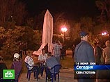 Памятник установлен в сквере напротив Дома офицеров и Музея Черноморского флота РФ Памятник установлен в сквере напротив Дома офицеров и Музея Черноморского флота РФ