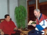 С момента прихода к власти в 1999 году Чавес установил союзнические отношения с Кубой. С Фиделем Кастро его связывает самая близкая личная дружба С момента прихода к власти в 1999 году Чавес установил союзнические отношения с Кубой. С Фиделем Кастро его связывает самая близкая личная дружба