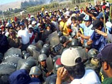 На юге Перу в ходе столкновений со стражами порядка манифестанты захватили 65 полицейских, в том числе одного генерала