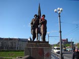 Скульптура на Зеленом мосту в Вильнюсе, изображающая двух советских солдат, постоянно подвергается нападкам литовских националистов. В ночь на 9 мая памятник Советским воинам был в очередной раз осквернен. Памятник был облит красной краской Скульптура на Зеленом мосту в Вильнюсе, изображающая двух советских солдат, постоянно подвергается нападкам литовских националистов. В ночь на 9 мая памятник Советским воинам был в очередной раз осквернен. Памятник был облит красной краской