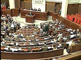 На заседании Рады Яценюк заявил, что, согласно конституции страны, коалицию большинства в парламенте формируют фракции, а не депутаты