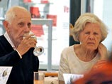 Во время трехчасовой прогулки бывший нацист несколько раз останавливался у кафе, беседовал с официантами и хорватскими футбольными фанатами