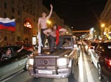 Центр Москвы всю ночь был охвачен всеобщим ликованием, сотни автомобилей из окон которых развиваются российские "триколоры", и пешеходы, скандирующие "Россия чемпион", заполонили Москву
