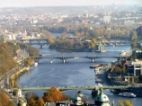 Из-за угрозы взрыва бомбы в Праге перекрыли движение по мосту через Влтаву