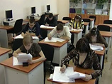 Возмущенные проведением Единого государственного экзамена (ЕГЭ) родители выпускников, которые в этом году сдавали экзамен, намерены обратиться в Конституционный суд (КС) РФ