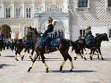 Отмена церемониального развода в указанные дни связана с участием военнослужащих Президентского полка в Розенбургском фестивале военных оркестров (Дания) и во Всемирном конном фестивале в Аахене (Германия)