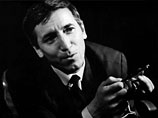 Марков, бежавший в 1969 году из коммунистической Болгарии в Великобританию, где он работал журналистом, был убит уколом зонтика в ногу на мосту Ватерлоо в Лондоне 7 сентября 1978 года, когда он стоял в очереди на посадку в автобус Марков, бежавший в 1969 году из коммунистической Болгарии в Великобританию, где он работал журналистом, был убит уколом зонтика в ногу на мосту Ватерлоо в Лондоне 7 сентября 1978 года, когда он стоял в очереди на посадку в автобус