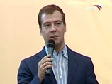 "Но мы не позволим так себя вести в отношении российских миротворцев. Они находятся на территории Грузии в соответствии с международными соглашениями и ведут себя достойно", - сказал Медведев