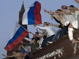 В центре Москвы фанаты устроили настоящую феерию. Звук сотен автомобильных клаксонов слился в единый победный гул. На улицах столицы народу было больше, чем в выходной день В центре Москвы фанаты устроили настоящую феерию. Звук сотен автомобильных клаксонов слился в единый победный гул. На улицах столицы народу было больше, чем в выходной день