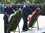 Медведев и Лукашенко возложили венки к Вечному огню в Брестской крепости Медведев и Лукашенко возложили венки к Вечному огню в Брестской крепости