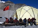 "Мусор, который оставляют путешественники, серьезно угрожает хрупкой экосистеме горы", - цитирует газета директора управления по охране окружающей среды Тибетского автономного района КНР Чжана Юнцзэ