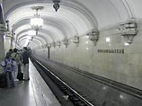 На станции "Комсомольская" московского метро человек упал под поезд На станции "Комсомольская" московского метро человек упал под поезд