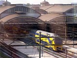 Оранжевый мяч диаметром в десять метров под воздействием сильного ветра упал с крыши стоящего рядом с железной дорогой здания в Гааге и на несколько часов нарушил движение поездов