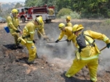 Борьбу с огнем в лесах на севере Калифорнии ведут пожарные уже трех американских штатов