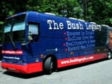 Крупногабаритный автобус, украшенный портретом президента страны и надписями: "Наследие Буша: экономика в кризисе; бесконечная война в Ираке; здравоохранение загибается; рекордные цены на бензин", отправился на все лето и осень колесить по стране