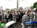 Троих пикетчиков у храма Христа Спасителя могут оштрафовать Троих пикетчиков у храма Христа Спасителя могут оштрафовать
