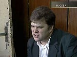 Новый лидер партии "Яблоко", депутат Мосгордумы Сергей Митрохин, оказался замешан в первый со времен своего избрания инцидент. По сообщениям его самого и его сторонников, его избили неизвестные люди в штатском