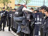 В Южной Корее противники американской говядины вновь схлестнулись с полицией: пострадали 160 человек, в том числе депутат В Южной Корее противники американской говядины вновь схлестнулись с полицией: пострадали 160 человек, в том числе депутат