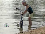 Вскоре на безлюдном берегу местного пруда были обнаружены детские велосипеды и одежда малышей