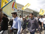 Полиция открыла огонь по манифестантам в Улан-Баторе, которые собрались во вторник у здания штаб-квартиры правящей Монгольской народно-революционной партии (МНРП) в центре столицы страны и подожгли его Полиция открыла огонь по манифестантам в Улан-Баторе, которые собрались во вторник у здания штаб-квартиры правящей Монгольской народно-революционной партии (МНРП) в центре столицы страны и подожгли его