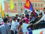 Волнения в центре Улан-Батора начались после пресс-конференции председателя оппозиционной Демократической партии, экс-премьера Элбэгдоржа, обвинившего МНРП в фальсификации результатов выборов Волнения в центре Улан-Батора начались после пресс-конференции председателя оппозиционной Демократической партии, экс-премьера Элбэгдоржа, обвинившего МНРП в фальсификации результатов выборов