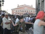 По данным МВД, задержано около 500 человек, принимавших участие в погромах. Минувшей ночью в столицу были введены подразделения внутренних войск и боевая техника