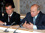 Премьер Владимир Путин и президент Дмитрий Медведев намерены создать в России по меньшей мере двухпартийную систему