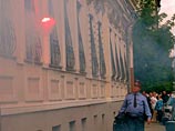 Всего же около 20 нацболов забаррикадировались в кабинетах приемной министерства Всего же около 20 нацболов забаррикадировались в кабинетах приемной министерства