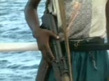 Сомалийские пираты, не дождавшись выкупа за заложников, начали стрелять. Пока в воздух