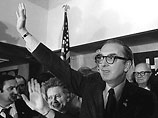 На протяжении 30 лет он представлял в сенате США штат Северная Каролина, избравшись туда впервые в 1972 году На протяжении 30 лет он представлял в сенате США штат Северная Каролина, избравшись туда впервые в 1972 году