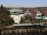 Дочь бывшего банкира может забрать себе через суд здание российского посольства в Чехии