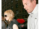 Известная певица Мадонна опровергла слухи о романе с известным нью-йоркским бейсболистом Алексом Родригесом и подготовке к разводу с нынешним мужем, британским режиссером Гаем Ритчи