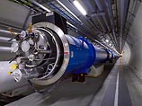 Коллайдер размещен в гигантском тоннеле на глубине ста метров. Два пучка частиц будут двигаться в противоположном направлении на огромной скорости. Однако в ряде мест их маршруты пересекутся, что позволит протонам сталкиваться