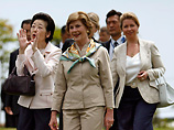 Саммит первых леди на Хоккайдо продолжился на рынке: они пробовали черешню без супруга Меркель и Карлы Бруни