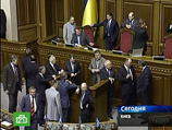 Депутаты фракции Блока Юлии Тимошенко во время перерыва в работе парламента во вторник заблокировали трибуну и президиум Верховной Рады