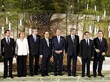Лидеры стран "восьмерки" повязали ленточки с желаниями на бамбуковое дерево в Японии. 