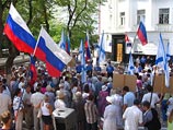 Около 200 человек установили пикет у здания Управления МВД Украины в Севастополе, требуя выпустить на свободу трех жителей города, задержанных за столкновение с военнослужащими ВМС Украины Около 200 человек установили пикет у здания Управления МВД Украины в Севастополе, требуя выпустить на свободу трех жителей города, задержанных за столкновение с военнослужащими ВМС Украины
