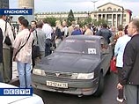 Жители Красноярска перекрыли центральную улицу в знак протеста против роста цен на топливо Жители Красноярска перекрыли центральную улицу в знак протеста против роста цен на топливо