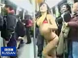 Это произошло спустя три дня после того, как она устроила несколько стрип-выступлений в метрополитене чилийской столицы Это произошло спустя три дня после того, как она устроила несколько стрип-выступлений в метрополитене чилийской столицы
