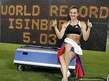 Олимпийская чемпионка, рекордсменка мира и Европы по прыжкам с шестом россиянка Елена Исинбаева побила свой собственный мировой рекорд, взяв высоту 5,03 метра на турнире "Золотой лиги" в Риме