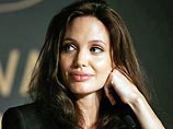 Звезда Голливуда, американская актриса Анджелина Джоли родила двойню - мальчика и девочку - во французском городе Ницца, сообщило в воскресенье агентство AFP со ссылкой на местные СМИ