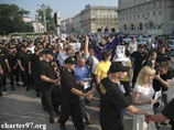 Акцию с требованием освободить активистов оппозиции, арестованных после взрыва в Минске 4 июля, разогнали в понедельник вечером на Октябрьской площади Минска