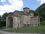 В Нижнем Архызе, где обустроен молодежный лагерь "Православный Кавказ", располагается один из древнейших на Руси монастырский комплекс