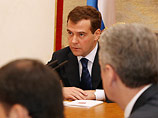 Адвокаты считают, что для Медведедева - борца с правовым нигилизмом - этот момент дает хорошую возможность, чтобы показать, что исполнительная власть собирается "оставить наезженную колею"