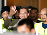 Полиция Малайзии освободила под залог лидера оппозиции Анвара Ибрагима, который был арестован в среду