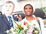 Форвард "Барселоны" Самуэль Это'О прибыл в Ташкент Форвард "Барселоны" Самуэль Это'О прибыл в Ташкент