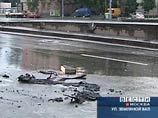 Примерно в 2:00 на улице Земляной Вал около Высокояузского моста автомобиль на высокой скорости врезался в разделительный отбойник Примерно в 2:00 на улице Земляной Вал около Высокояузского моста автомобиль на высокой скорости врезался в разделительный отбойник