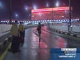 Из-за грозы пассажиры, решившие добраться в московский аэропорт "Шереметьево" на аэроэкспрессе, опоздали на свои рейсы: вместо 35 минут в пути, как обещает компания, поезд ехал до терминала полтора часа Из-за грозы пассажиры, решившие добраться в московский аэропорт "Шереметьево" на аэроэкспрессе, опоздали на свои рейсы: вместо 35 минут в пути, как обещает компания, поезд ехал до терминала полтора часа