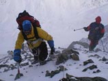 В Карачаево-Черкесии с горы сорвалась альпинистка - эвакуировать ее пока не удалось